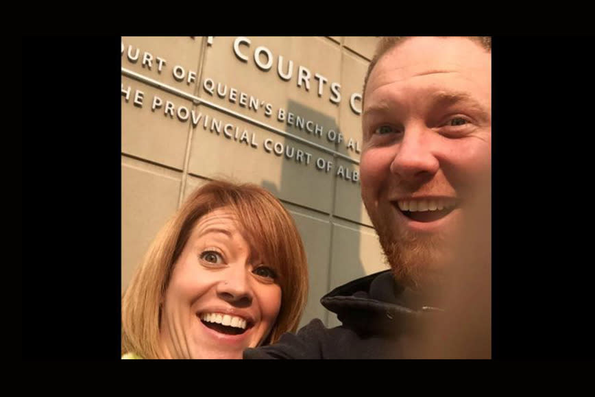 Couple’s divorce selfie goes viral