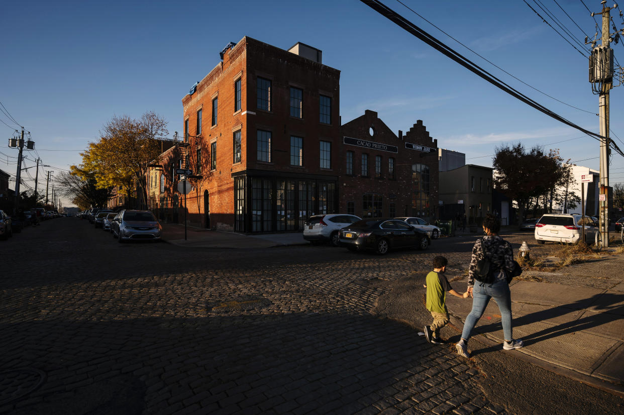 Una mujer y un niño cruzan una calle en el vecindario de Red Hook en Brooklyn, el 8 de noviembre de 2020. (Karsten Moran/The New York Times)