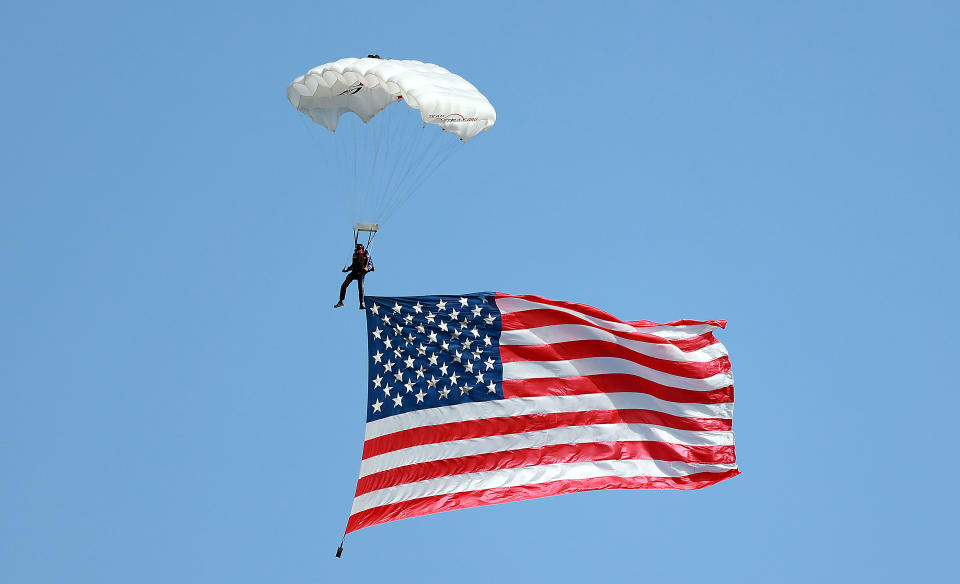 GRAND BLANC, MI – 23. AUGUST: Ein Fallschirmjäger hisst die amerikanische Flagge über dem 18. Loch während der Abschlusszeremonie der Folds of Honor Championship während der ersten Runde der Ally Challenge präsentiert von McLaren im Warwick Hills Golf & Country Club, Grand Blanc, Michigan. USA Freitag, 23. August 2024. (Foto: Amy Lemus/NurPhoto via Getty Images)