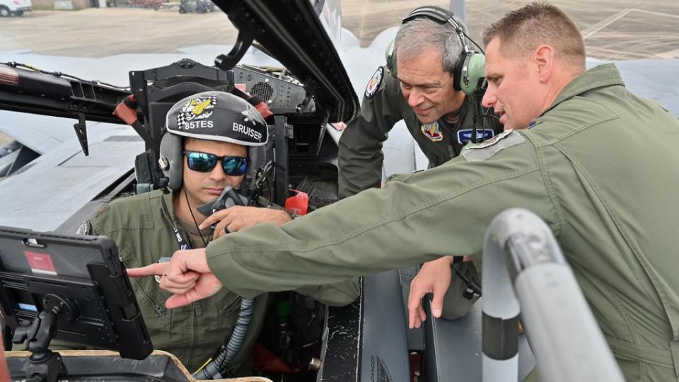 Gen. Ken Wilsbach, commander of Air Combat Command, watches a live cockpit demonstration of a long-range kill chain solution in the cockpit of an F-15E. <em>USAF</em>