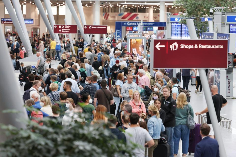 Lange Warteschlangen im Düsseldorfer Flughafen.  - Copyright: picture alliance/dpa | David Young