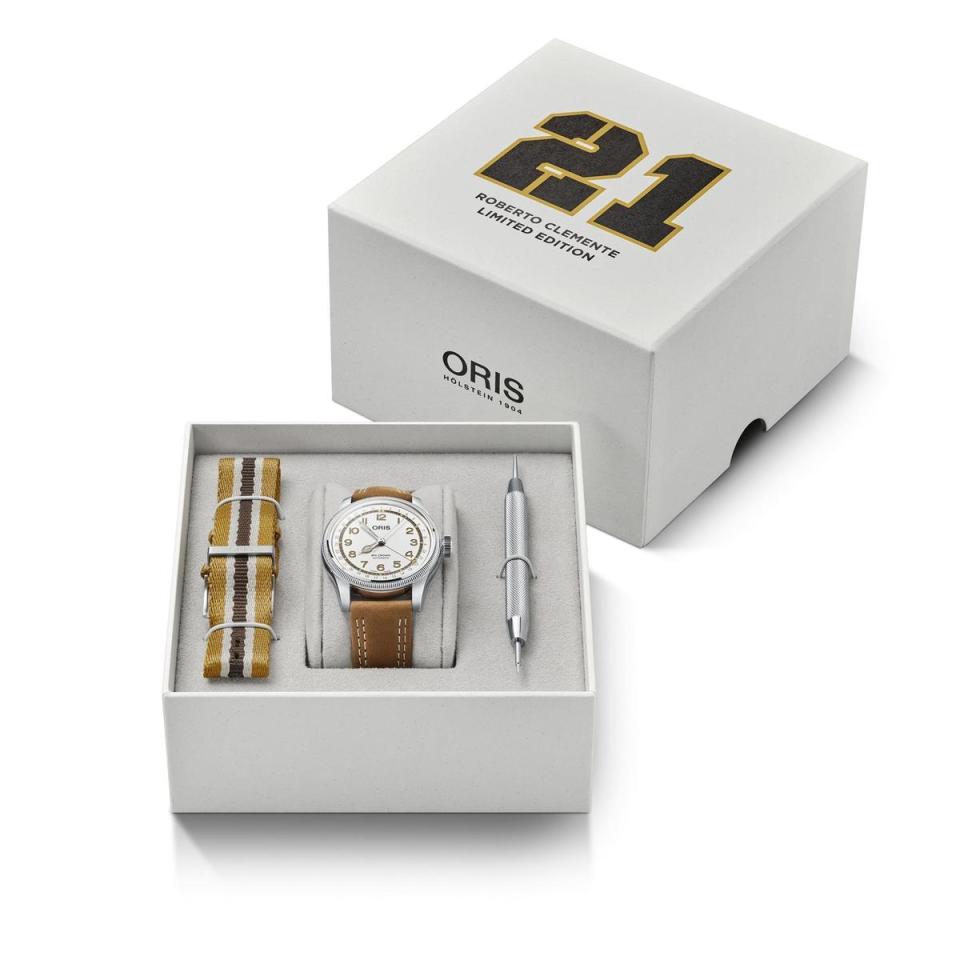錶盒上的21號是Roberto Clemente的球衣背號，至於隨錶會附上一條NATO錶帶與錶帶工具。