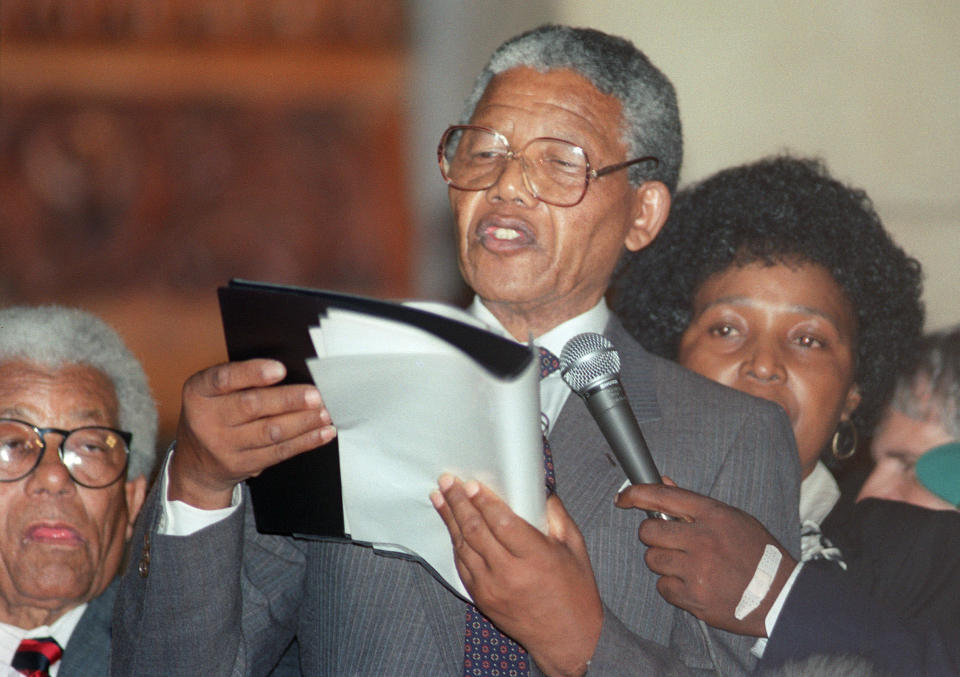 Nelson Mandela prononce son premier discours depuis sa libération après 26 ans de prison, au Cap. Il appelle la communauté sud-africaine blanche à rejoindre l'ANC afin d'oeuvrer pour une Afrique du Sud unifiée. AFP