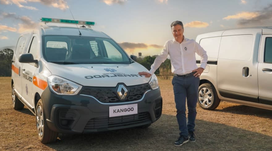 Pablo Sibilla, presidente de Renault, junto a un Kangoo Transformado.