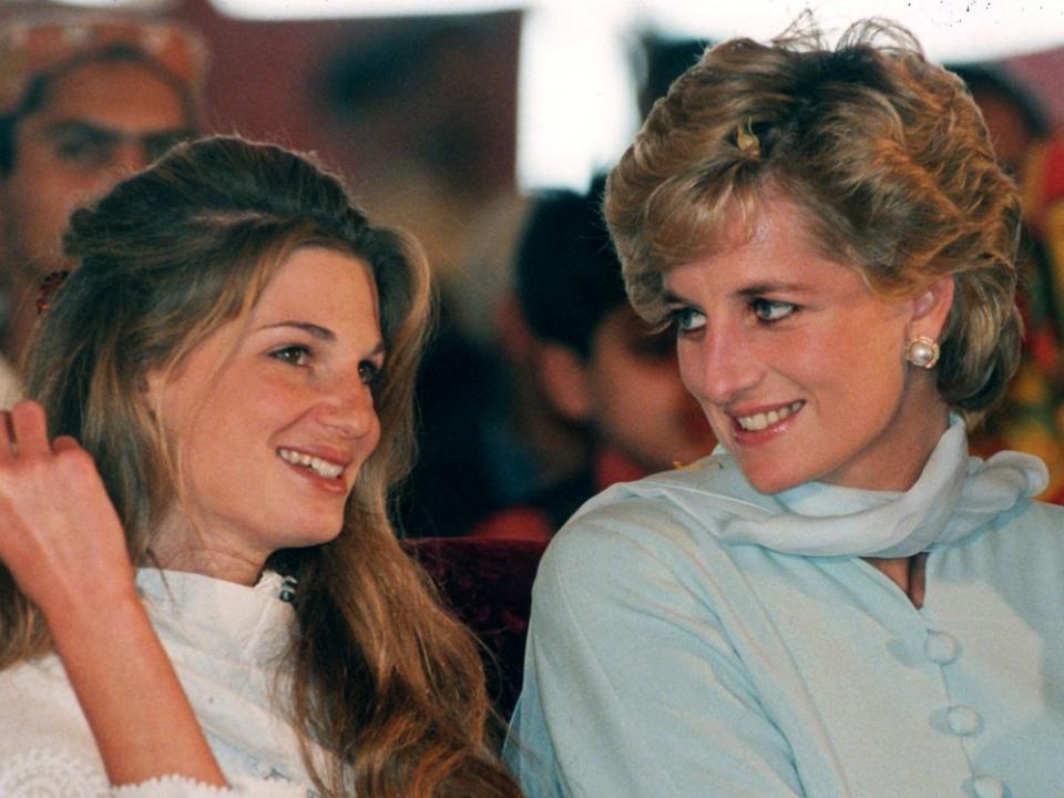 Jemima Khan (l.) und Prinzessin Diana 1996 bei einem Besuch in Pakistan. (Bild: getty/[EXTRACTED]: Anwar Hussein/Getty Images)