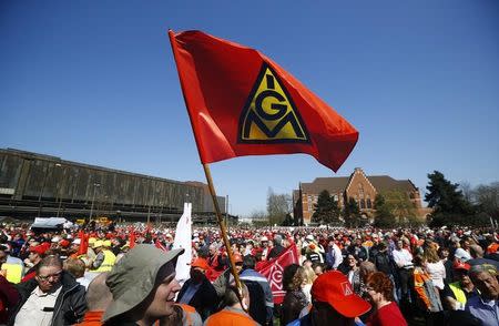 Steel workers of Germany's industrial conglomerate ThyssenKrupp AG and IG Metall union members demonstrate for higher wages in Duisburg, Germany April 11, 2016. REUTERS/Wolfgang Rattay
