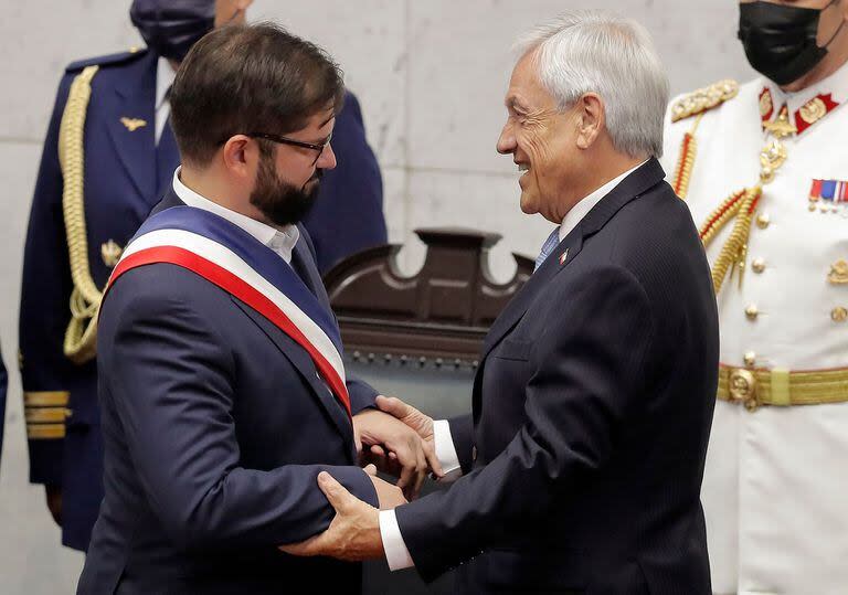 El presidente electo de Chile, Gabriel Boric, es recibido por el presidente saliente, Sebastián Piñera, durante su ceremonia de toma de posesión en el Congreso en Valparaíso, Chile, el 11 de marzo de 2022.