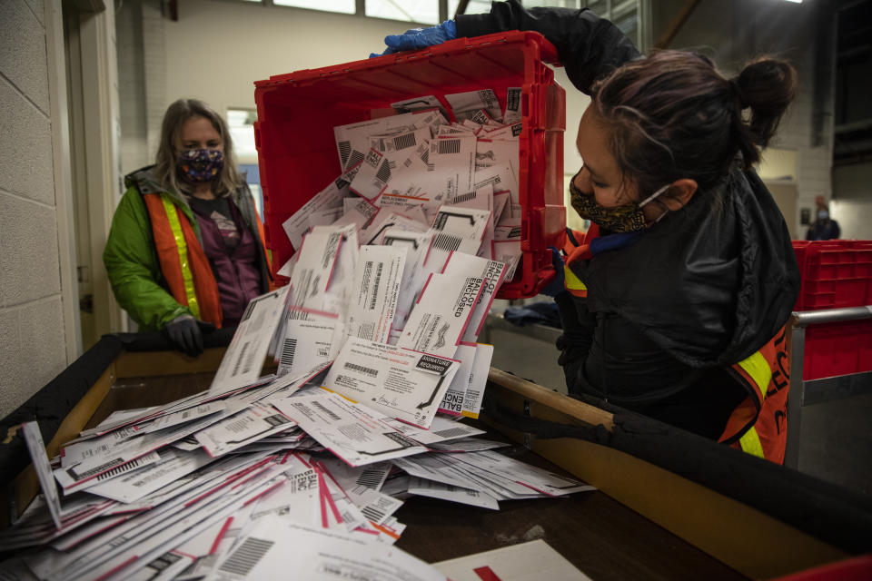 Le immagini delle procedure per il "mail voting", cioè la possibilità di votare attraverso un documento inviato via posta, modalità scelta da milioni di americani vista la pandemia. Per lo spoglio, potrebbero volerci giorni (Ap Photo)