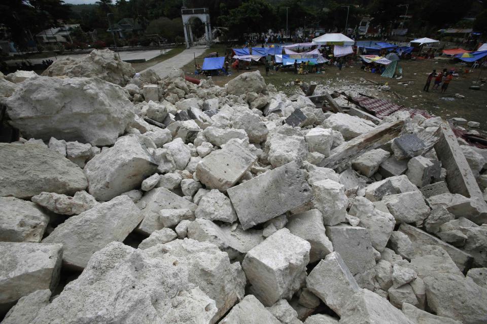 Quake in central Philippines 10-16-13