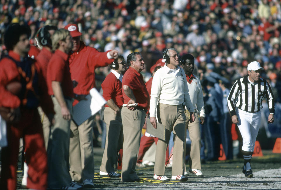 Former 49ers head coach Bill Walsh, in the white top, had his 