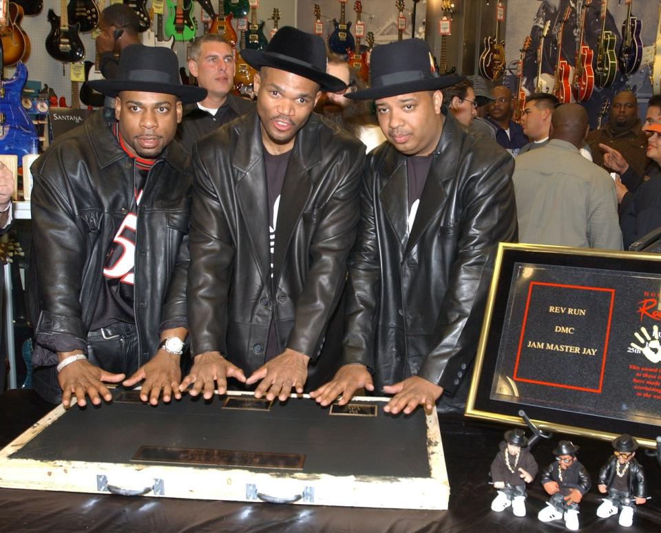 Nach dem Tod von Jason "Jam Master Jay" Mizell (links) im Jahre 2002 löste sich die Hip-Hop-Gruppe Run-DMC um Darryl "DMC" McDaniels (Mitte) und Joseph "DJ Run" Simmons auf. (Bild: 2002 Getty Images/Vince Bucci)