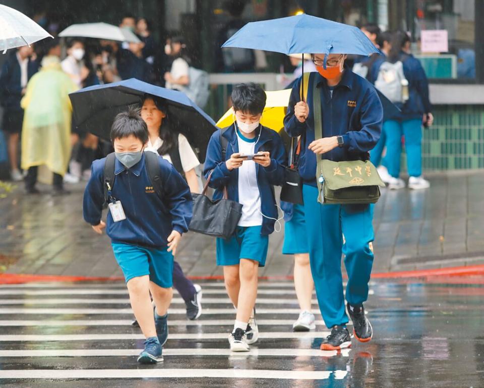 教育部2月起推動高中職全面免學費，但私立高中若辦理單獨招生，從這樣管道進來的學生還是要繳學費。台北市私立延平中學學生下課放學。（陳君瑋攝）