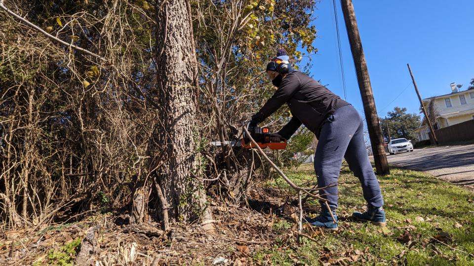 Using the BLACK + DECKER 40V MAX 12-inch Cordless Chainsaw on trees/brush