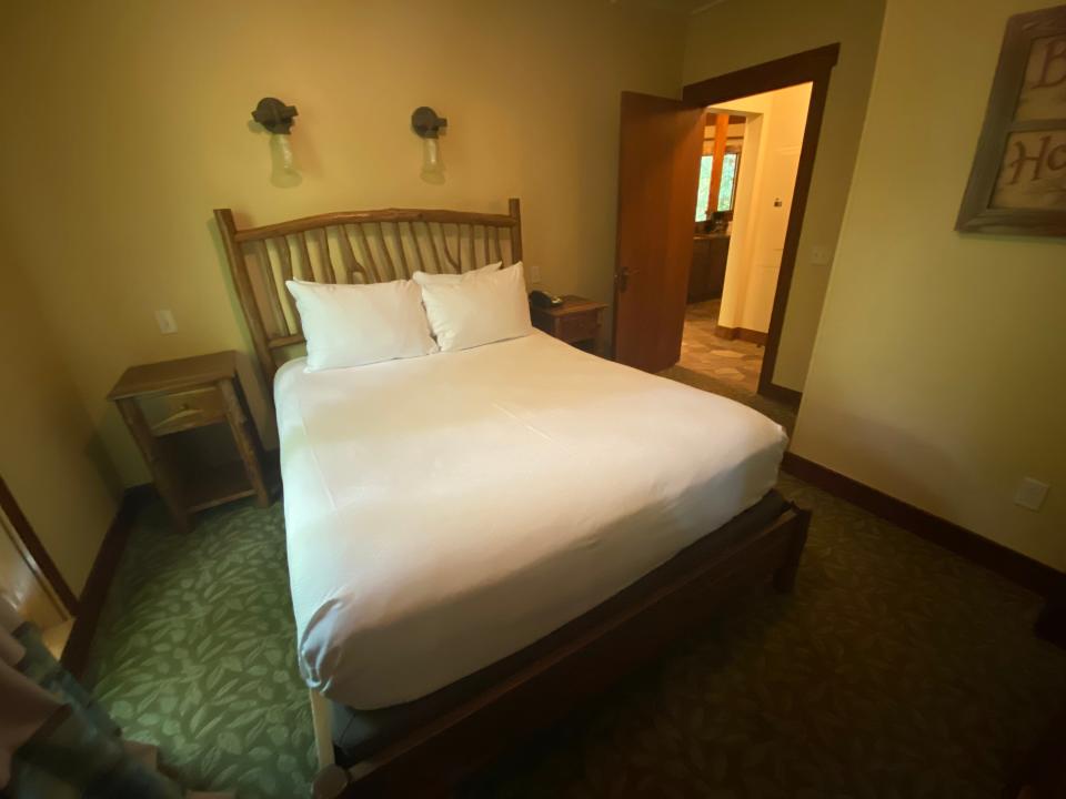 queen bedroom in the treehouse villa at saratoga springs resort