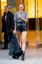 <p>Candice Swanepoel erschien in ultrakurzen Leder-Hotpants und nackten Beinen zum „Victoria’s Secret“-Fitting in New York. Zumindest obenrum hielt sich das Model mit einem Pullover warm. (Bild: ddp) </p>