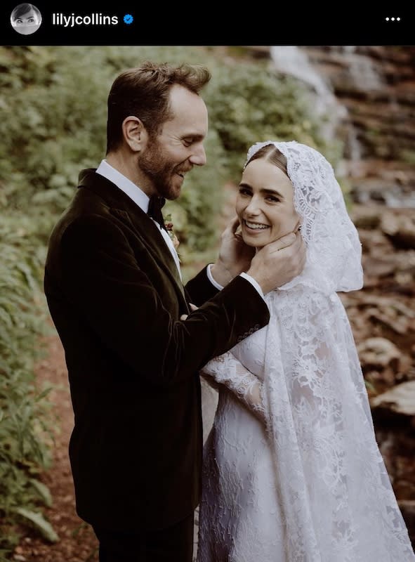 Lily Collins en robe de mariée à capuche Ralph Lauren pour épouser Charlie McDowell