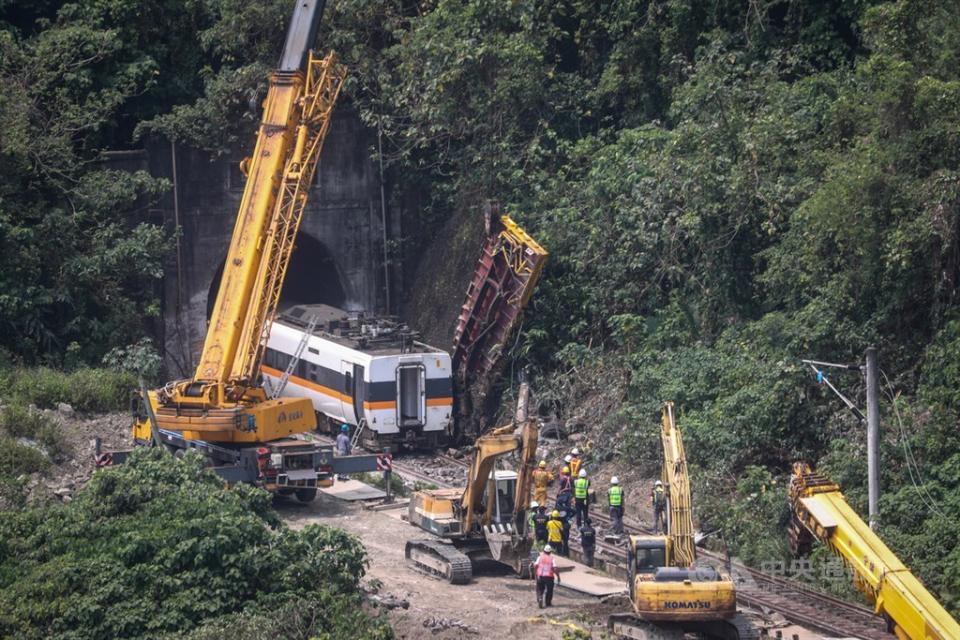 台鐵太魯閣列車去年發生事故造成49人死亡。監察院今天說，台鐵局前局長張政源、交通部次長兼前代理台鐵局長祁文中、工務處前處長陳仲俊等人怠忽督導之責，通過彈劾、移送懲戒法院。（中央社檔案照）