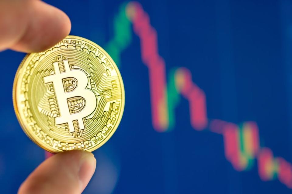A much-needed bitcoin pullback is affecting the wider crypto market. | Source: Shutterstock