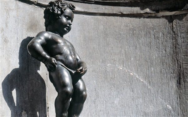 Neben Tränen und Trauer zeichnet sich auch Widerstand und Trotz ab. Die Journalistin Ingrid Therwath twitterte ein Bild des Brüsseler Wahrzeichens Manneken Pis mit den Worten: “Terroristen, hier ist eine kleine Nachricht an euch.” 