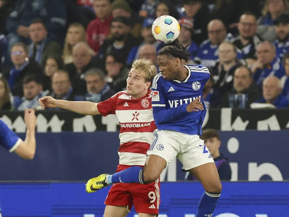 Kopfballduell bei Schalke 04 gegen Fortuna Düsseldorf (IMAGO/Steinbrenner)