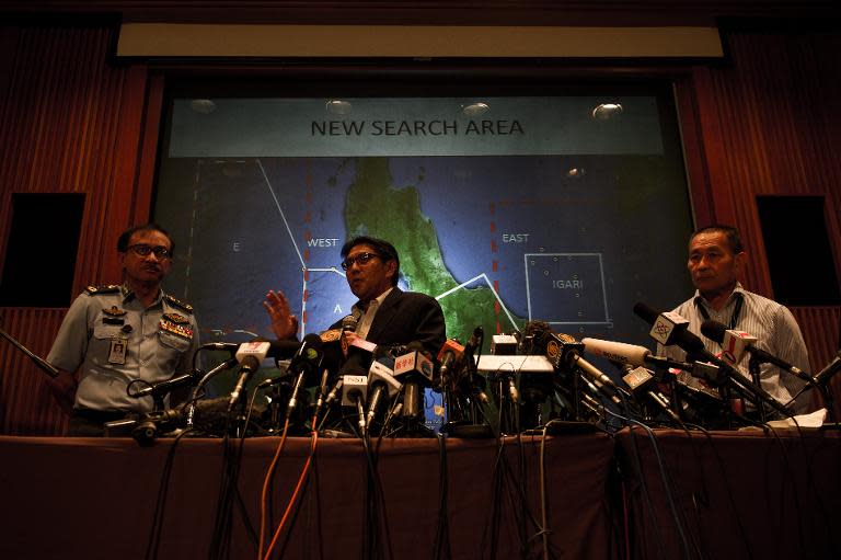 Director General of Civil Aviation Department Azharuddin Abdul Rahman (C), Malaysia Airlines Group CEO Ahmad Jauhari Yahya (R) and Malaysia Royal Airforce Mejar Jeneral Afendi Buang (L) give a press conference at a hotel in Sepang on March 10, 2014