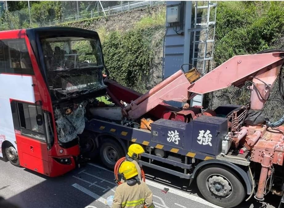 屯門公路巴士撞向吊臂車，巴士擋風玻璃撞至粉碎。（網上相片）