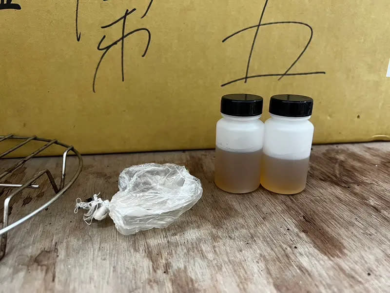 ▲蔡嫌用膠帶黏著一包塑膠袋於腰間，袋內尚有殘餘茶色液體，遂立即要求蔡男重新排尿。（圖／台南市警察局第五分局提供）