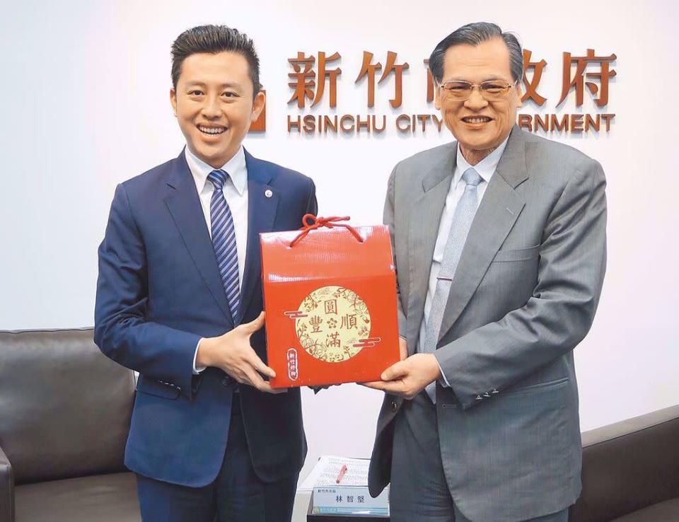 民進黨桃園市長參選人林智堅（左）與其台大國發所指導教授陳明通 （右）。（資料照片）