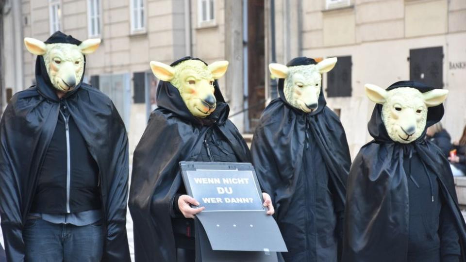 Manifestantes con máscaras de corderos protestan la nueva ley del uso obligatorio de FFP2