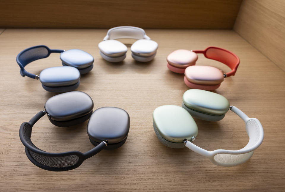 Airpods Max en una Apple store de Hong Kong. (Foto: Budrul Chukrut/SOPA Images/LightRocket via Getty Images)