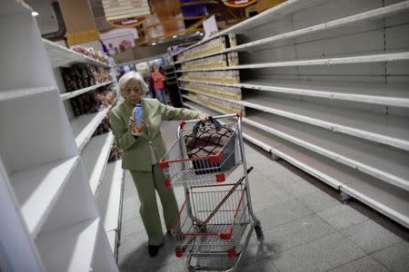 People buy food and other staple goods inside a supermarket in Caracas, Venezuela, July 25, 2017. REUTERS/Ueslei Marcelino