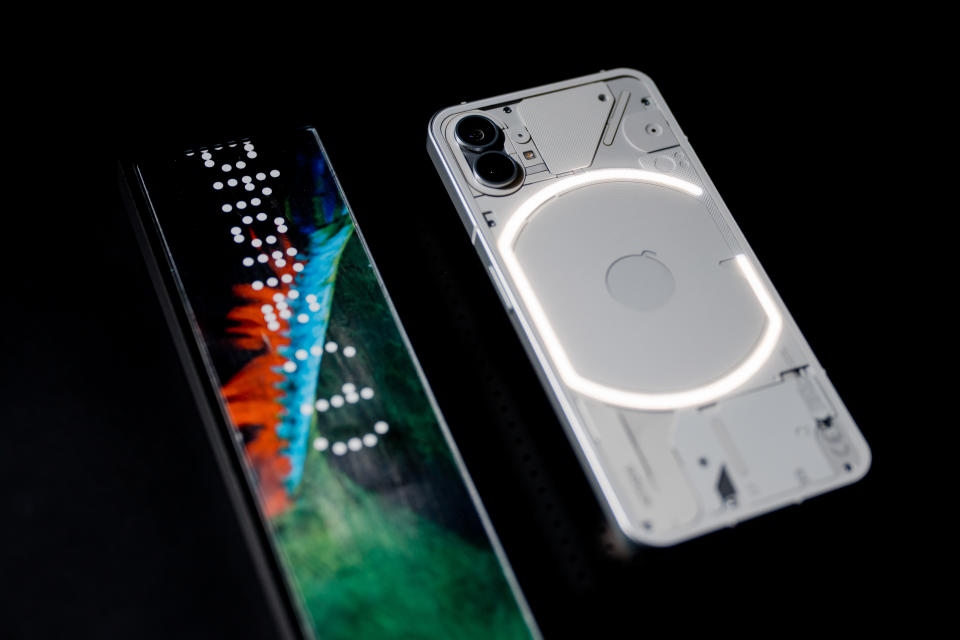 Nothing Phone（1）的透明外型掀起網路熱議，創辦人更放話要攻下蘋果iPhone市場。（圖片來源：Getty Images）