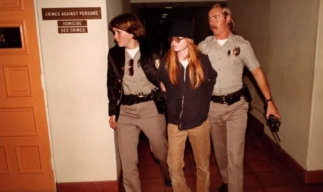 La adolescente Brenda Ann Spencer que cometió el tiroteo contra la escuela durante su traslado a la comisaría tras ser detenida (imagen vía Hemeroteca ‘The San Diego Union-Tribune’)