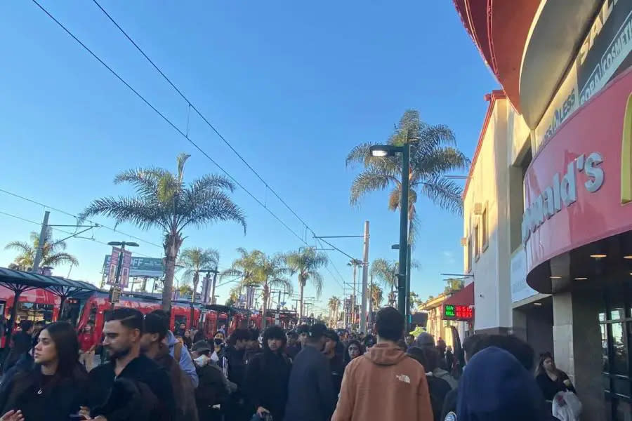 ¡Abismal! Reportan caos en fila para cruzar de San Ysidro a Tijuana 