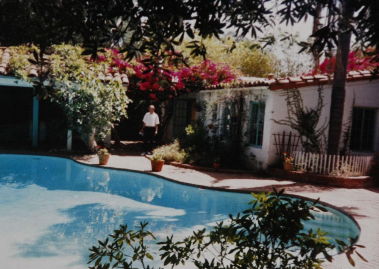 copy shot a photo o marilyn monroe's pool and backyard as it was when she owned the brentwood home