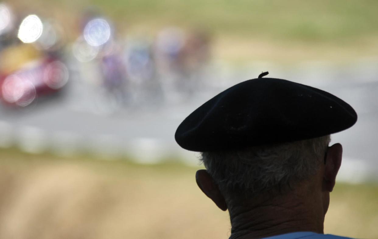 Un homme portant un béret devant le Tour de France, à Orthez (Pyrénées-Atlantiques), en juillet 2007 (PHOTO D'ILLUSTRATION). - FRANCK FIFE / AFP