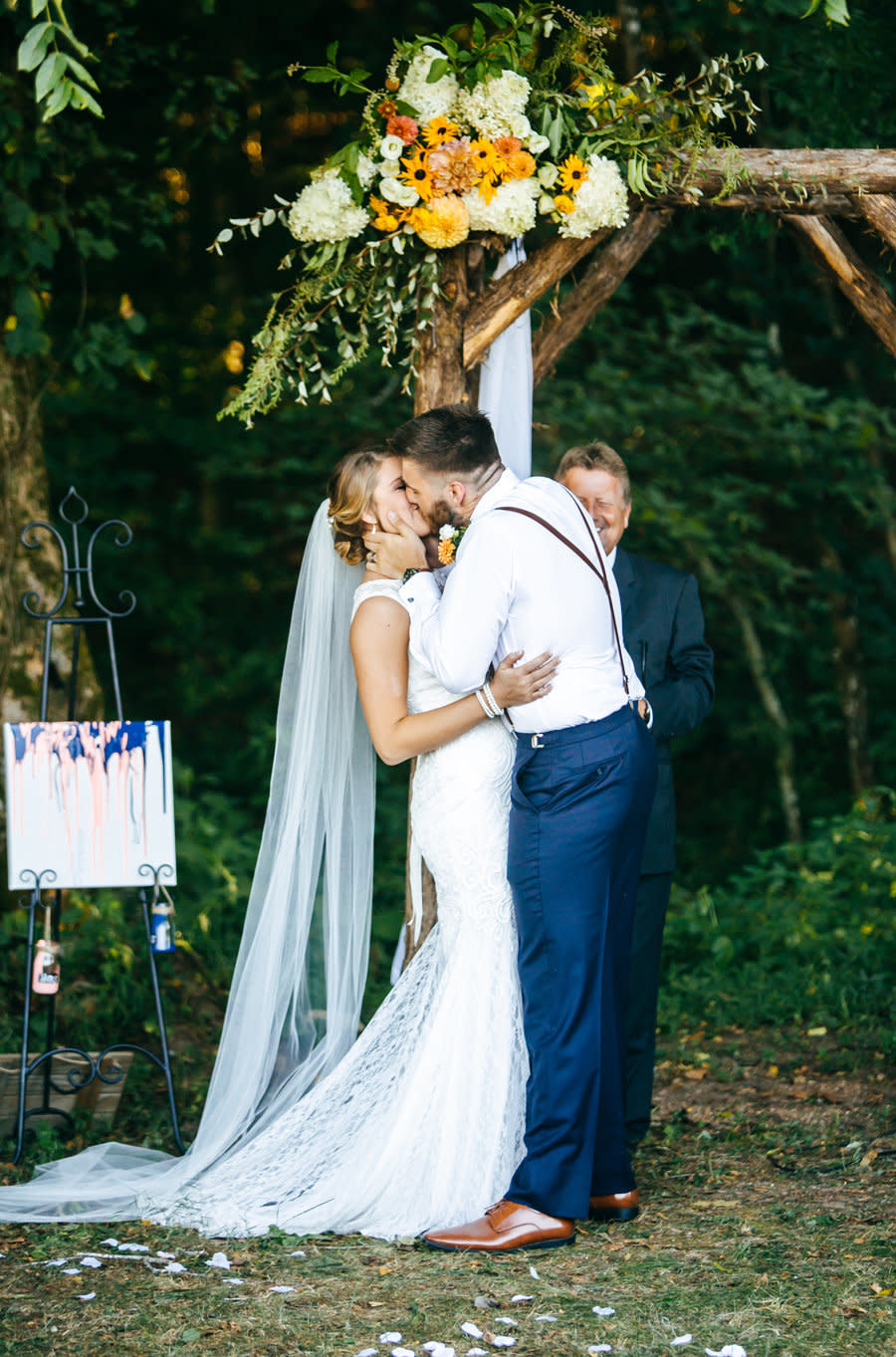 Now you may kiss the bride!&nbsp; (Photo: <a href="http://www.amberlowephoto.com/" target="_blank">Amber Lowe Photo</a>)