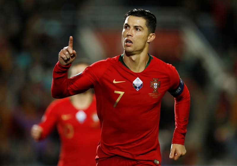 Cristiano Ronaldo celebra tras anotar uno de sus tres goles en la victoria de Portugal por 6-0 sobre Lituania en las clasificatorias para la Eurocopa 2020, en Portugal