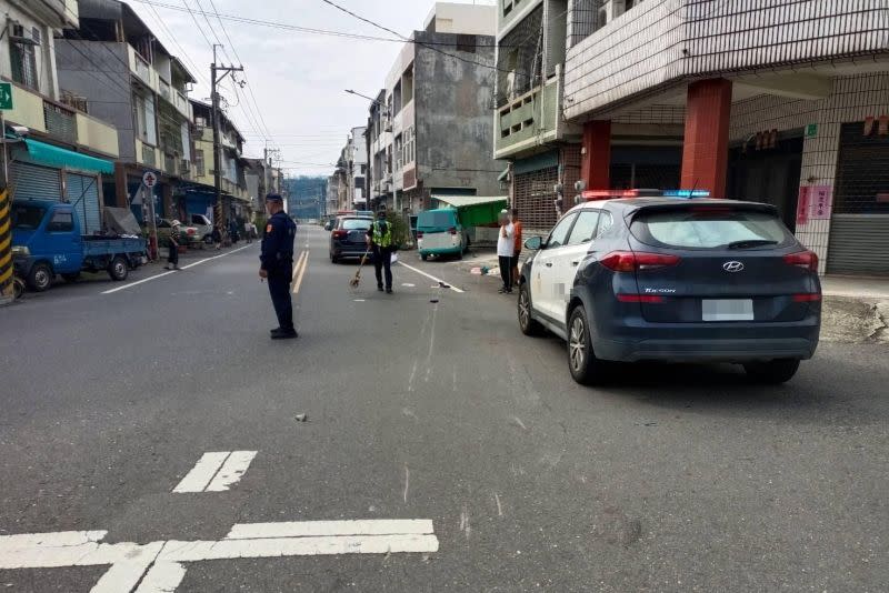 ▲台南市議員候選人陳皇宇的選務工作車，在關廟區與一位薛姓婦人的機車發生擦撞，薛婦送醫急救後仍宣告不治。（圖／翻攝畫面）