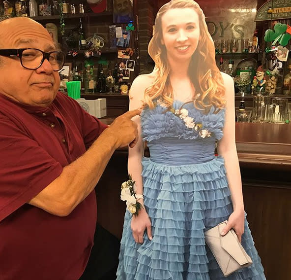 Danny deVito con una versión de cartón de Allison Closs. Foto: instagram/robmcelhenney