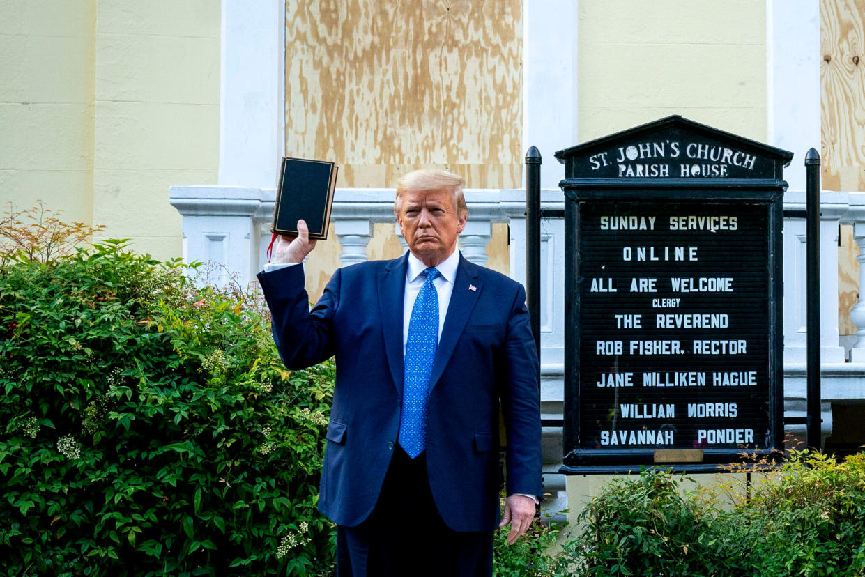 El expresidente Donald Trump sosteniendo una Biblia frente a la iglesia de St. John en Washington, en 2020. Ahora, Trump está promocionando una Biblia con una adaptación de su lema de campaña: “Debemos hacer que Estados Unidos vuelva a rezar”. (Doug Mills/The New York Times)