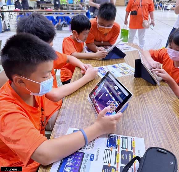 南市教育局攜手遊戲平臺限時推出線上學習活動，鼓勵國中小學生連假上網挑戰拿寶物。（記者李嘉祥攝）