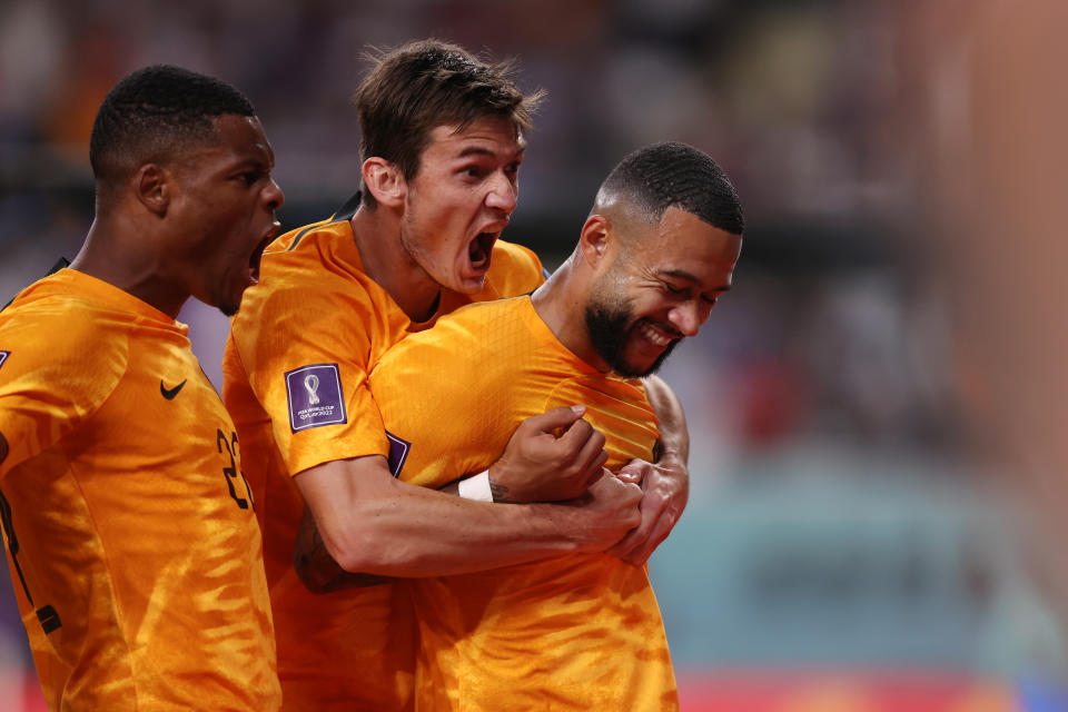 Memphis Depay of Netherlands celebrates with teammates after scoring the team&#39;s first goal against the United States in the World Cup Round of 16 match at Khalifa International Stadium on December 03, 2022 in Doha, Qatar. (Photo by Julian Finney/Getty Images)