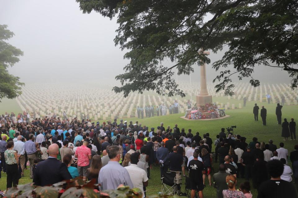 位於巴布亞新畿內亞的 Bomana War Cemetery，今早舉行澳新軍團日，該墳場專為殉戰英聯邦軍人而設，墳墓多達 3,826 個。   （澳洲駐巴布亞新畿內亞領事館 facebook 專頁）
