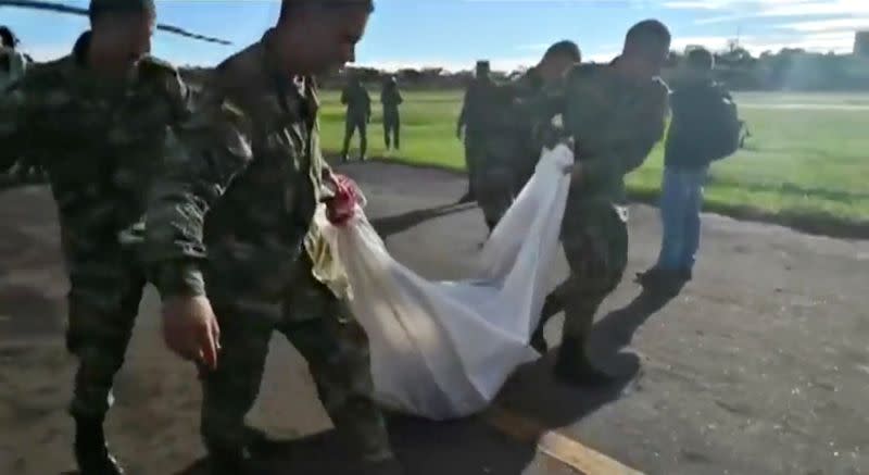 Foto de archivo. Efectivos del ejército cargan una bolsa con el cadáver de un disidente de las FARC muerto en un combate, en una base militar en el departamento del Caquetá