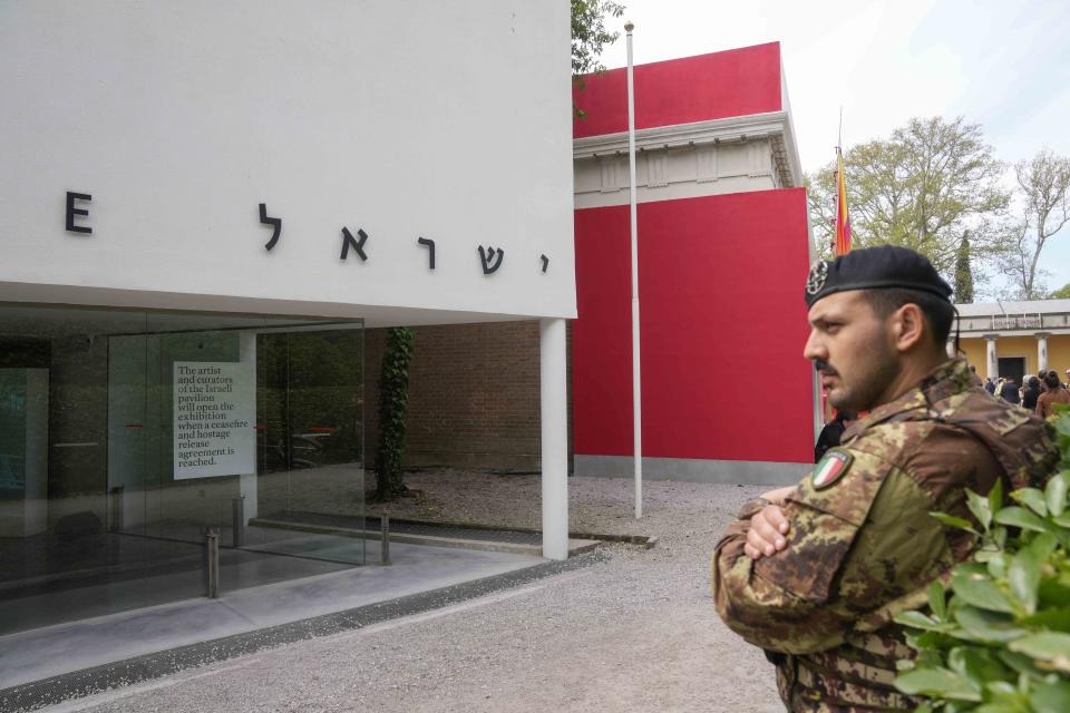 Un soldado italiano de pie frente al pabellón nacional israelí cerrado en la Bienal de arte contemporáneo en Venecia, Italia, el martes 16 de abril de 2024. La artista y las curadoras que representan a Israel en la Bienal de Venecia de este año anunciaron el martes que no abrirán el pabellón israelí hasta que haya un alto al fuego en Gaza y un acuerdo para liberar a los rehenes tomados el 7 de octubre. (Foto AP/Luca Bruno)