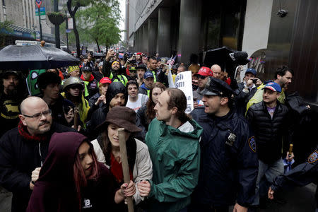 Opposing demonstrators clash during a protest against CUNY commencement speaker Linda Sarsour former executive director of the Arab American Association in New York City, U.S., May 25, 2017. REUTERS/Lucas Jackson