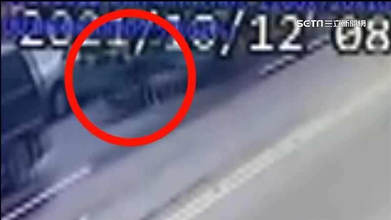 監視器畫面中，老翁牽著腳踏車要通過路口，當場遭貨車輾過。