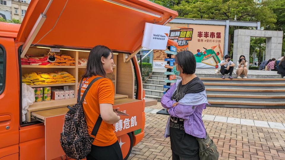 「齊飢體驗車」倡導民眾了解孩童一日熱量所需。