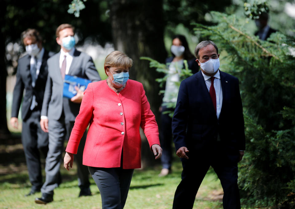 Kanzlerin Merkel und Ministerpräsident Laschet nach ihrem Treffen in Düsseldorf (Bild: Reuters/Leon Kuegeler)